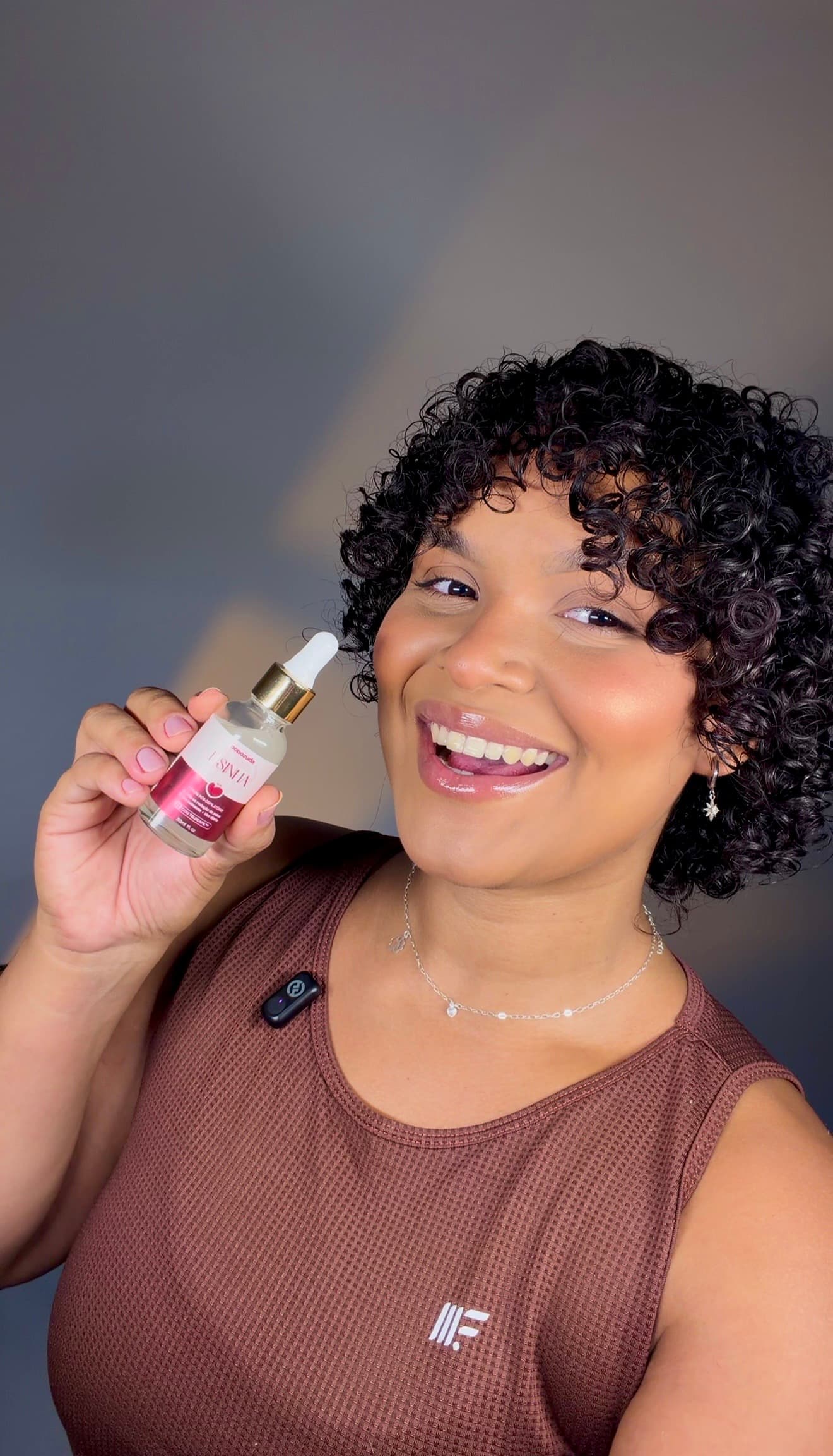 Rafa Nunes com um sérum de skincare